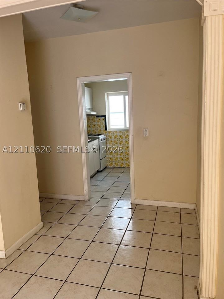 1035 Sw 3rd St #3 - Photo 5 of 12