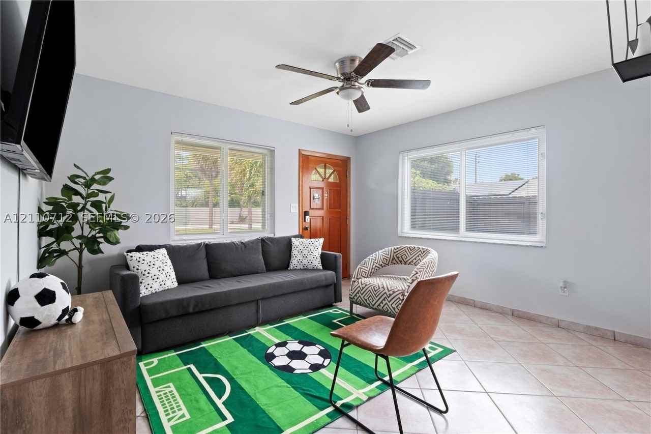 1201 Nw 10th St #1-2 - Photo 4 of 15