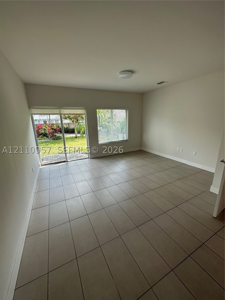 12115 Ne 5th Ave #12115 - Photo 4 of 17