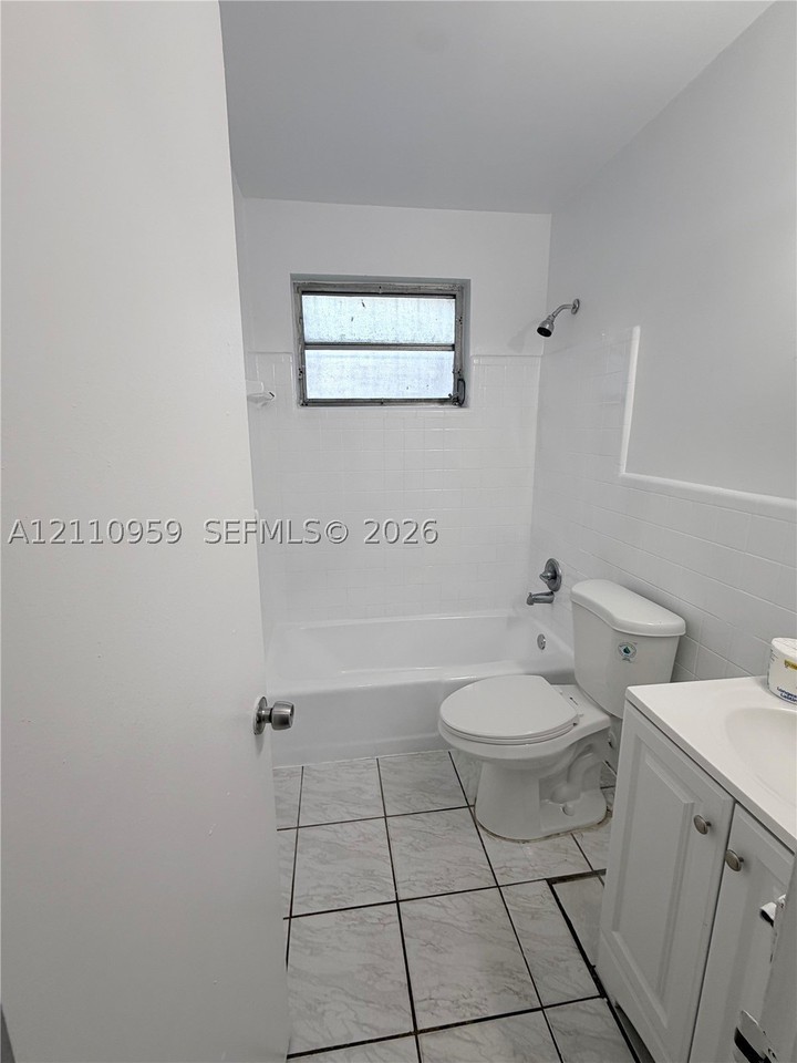 1345 Nw 28th St #1 - Photo 4 of 10