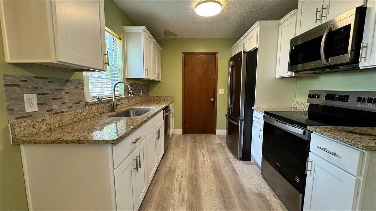 1811 Ne 29th Pl - Photo 4 of 15