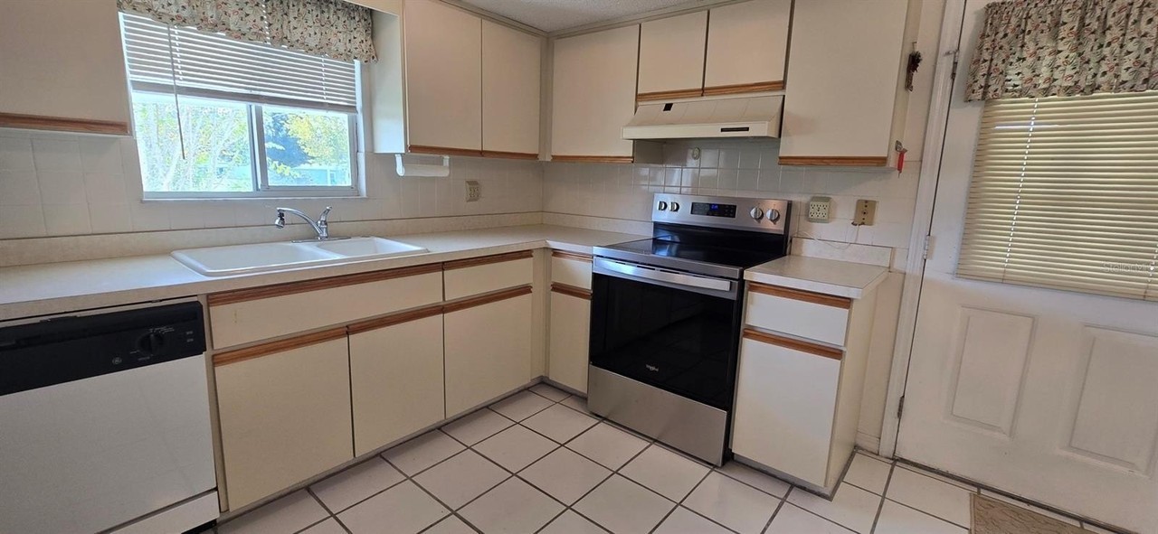 6395 Sw 109th St - Photo 4 of 12