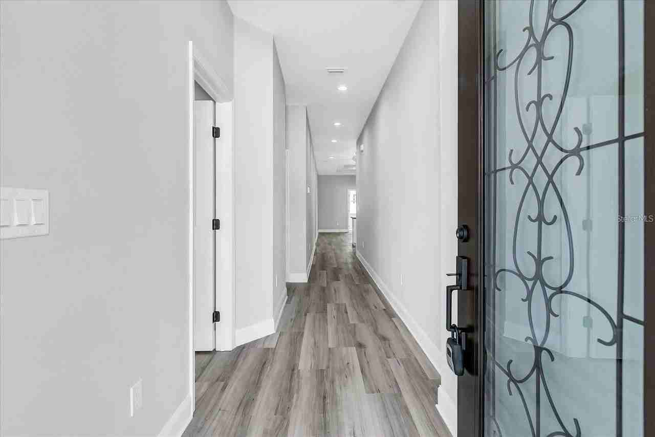 2318 W Saint John St - Photo 3 of 20