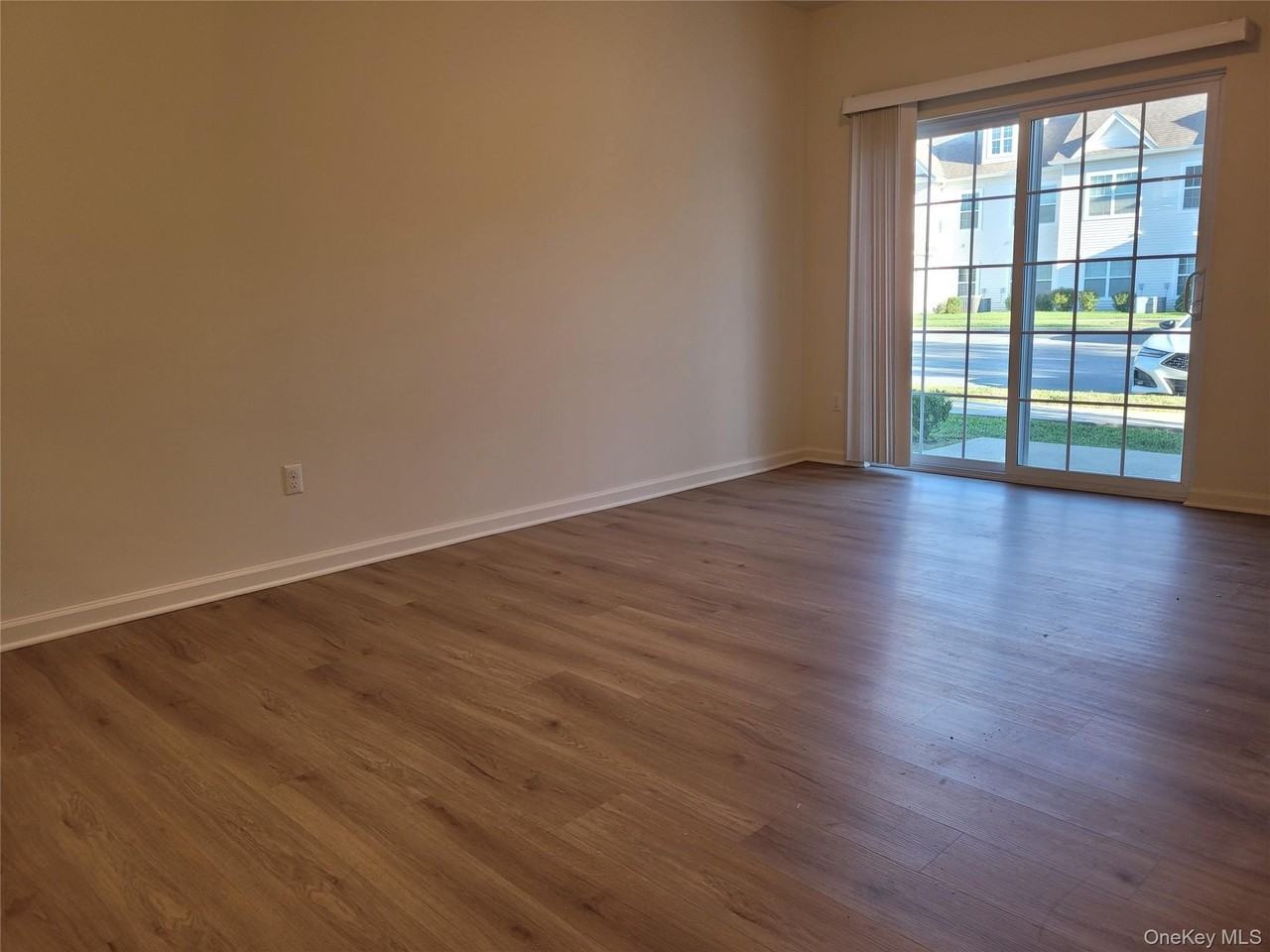 81 Ruth Ct - Photo 2 of 15