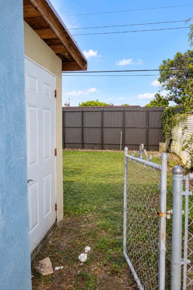 1021 Nw 40th Ave - Photo 4 of 8