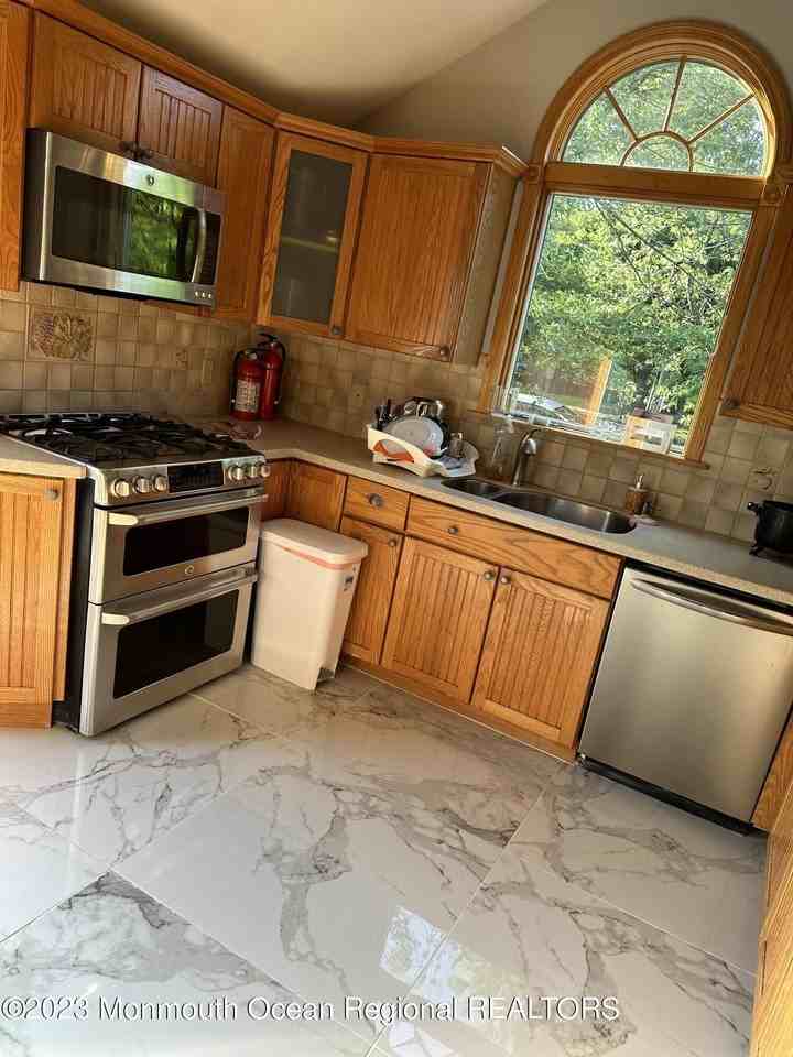 24 Barbara Ln - Photo 3 of 17
