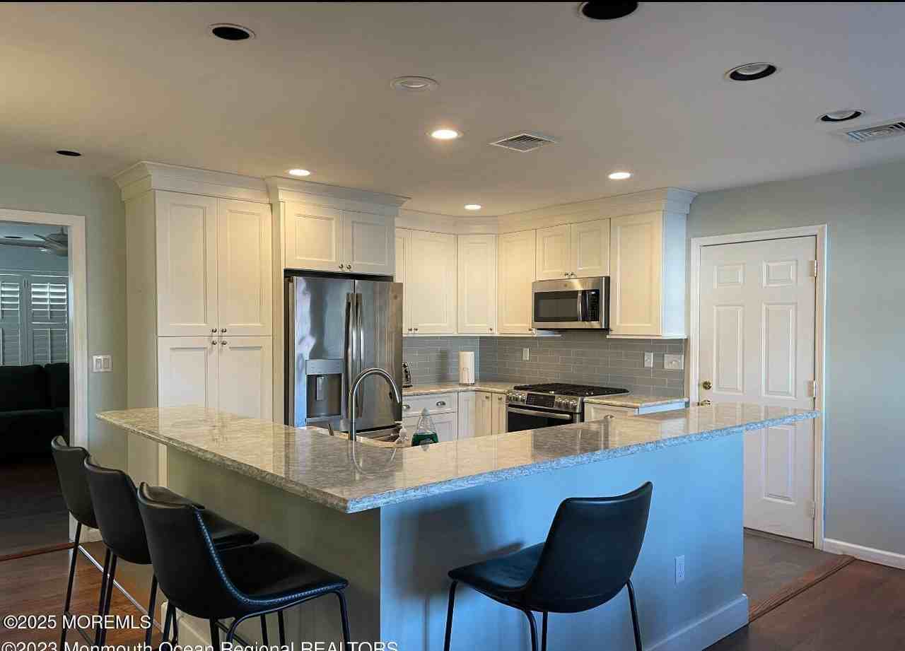 1202 Lawrence Ave - Photo 3 of 18