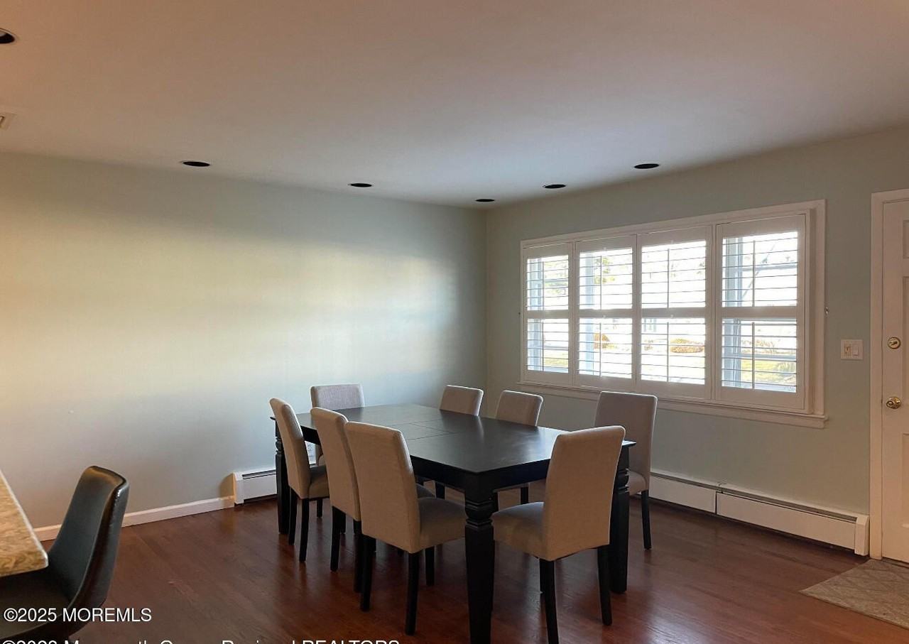 1202 Lawrence Ave - Photo 5 of 18