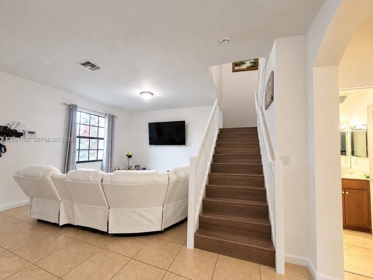 648 Se 32nd Ave - Photo 2 of 7