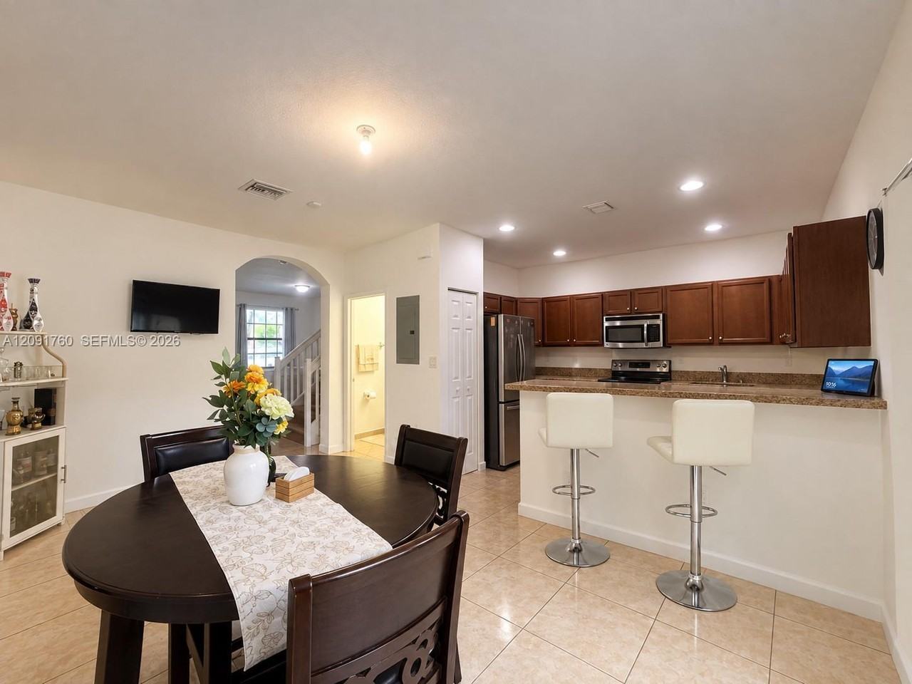 648 Se 32nd Ave - Photo 3 of 7