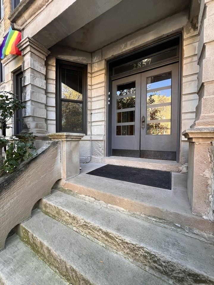 2857 W Shakespeare Ave #1 - Photo 3 of 24