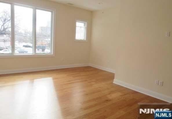 2191 Edwin Ave #B - Photo 2 of 12