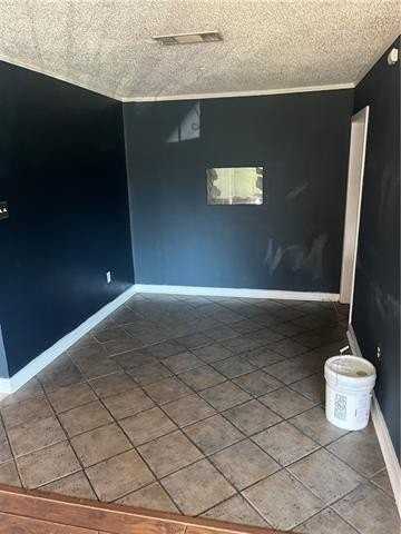 2900 Lancaster St - Photo 3 of 14