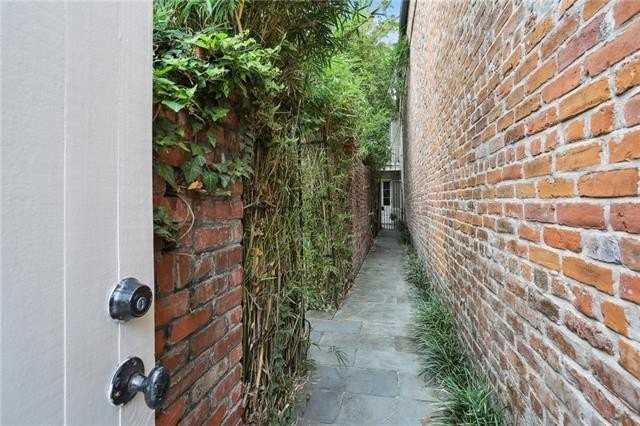 1025 Orleans Ave - Photo 3 of 23