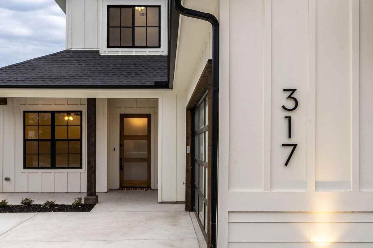 317 Travis St - Photo 2 of 37