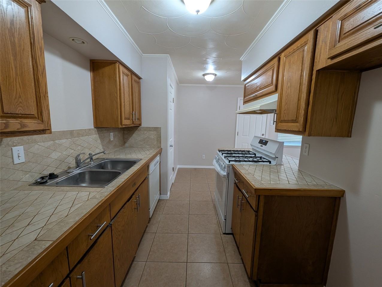 1305 Glenville Dr - Photo 2 of 10