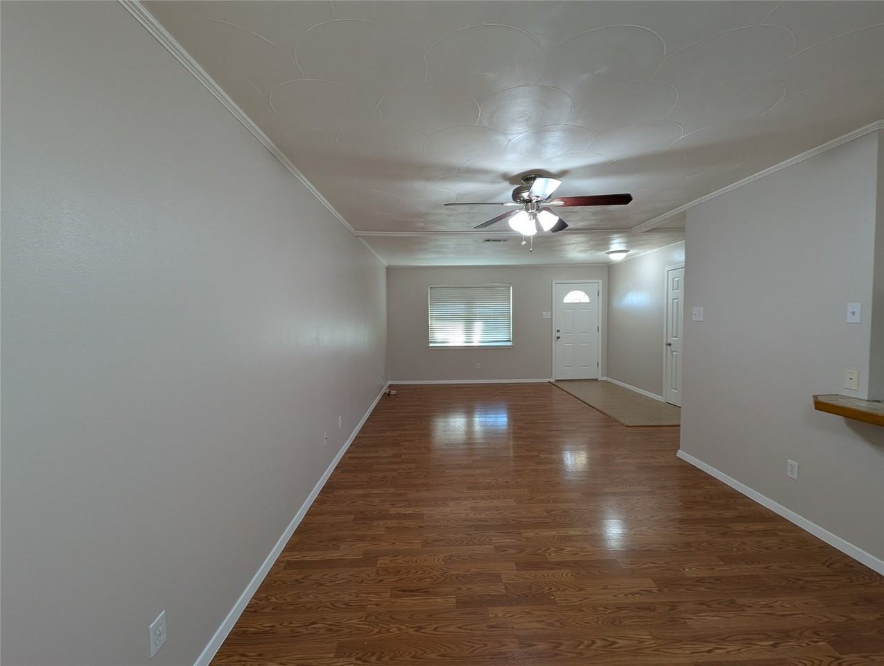 1305 Glenville Dr - Photo 3 of 10