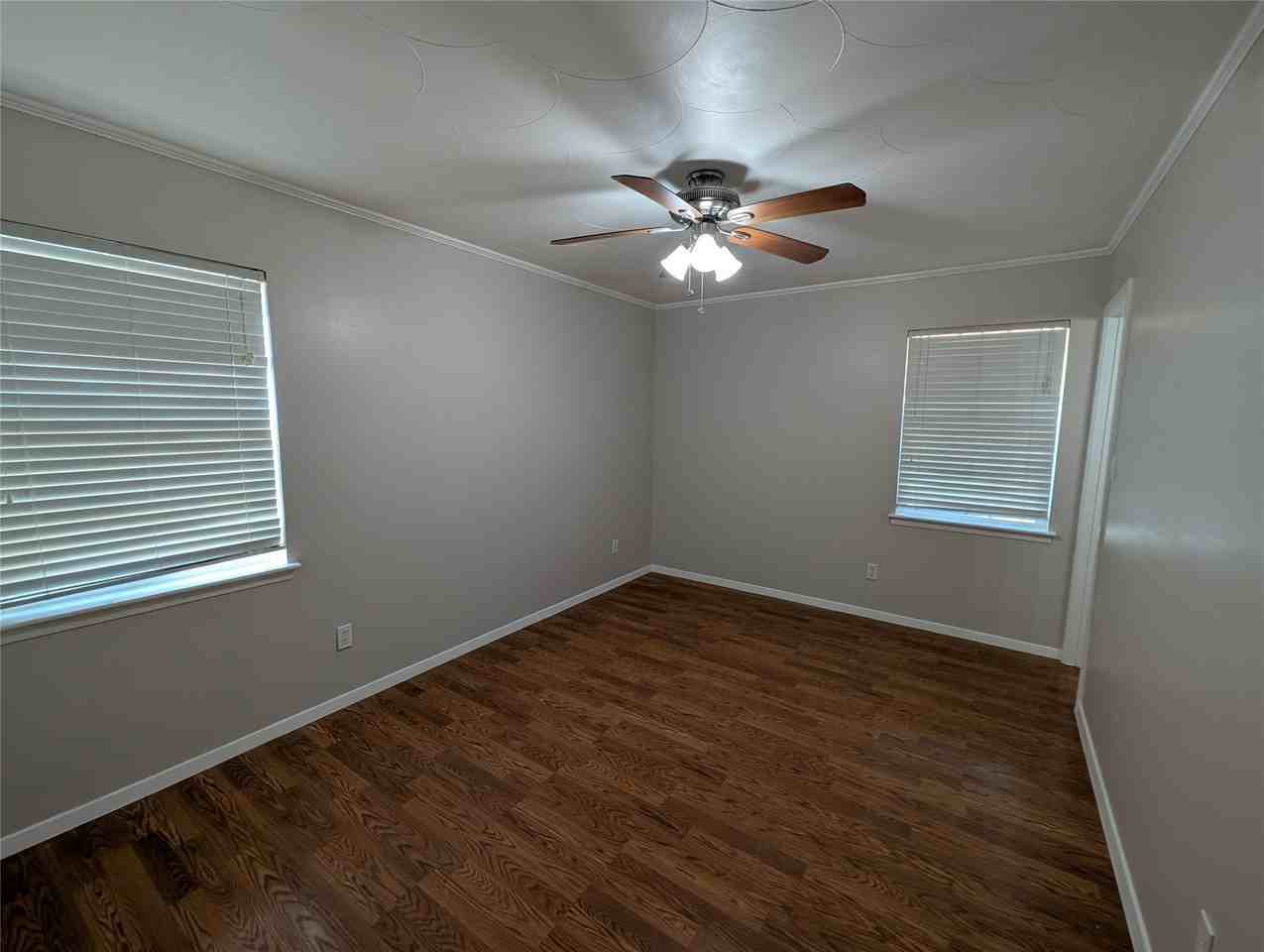 1305 Glenville Dr - Photo 4 of 10