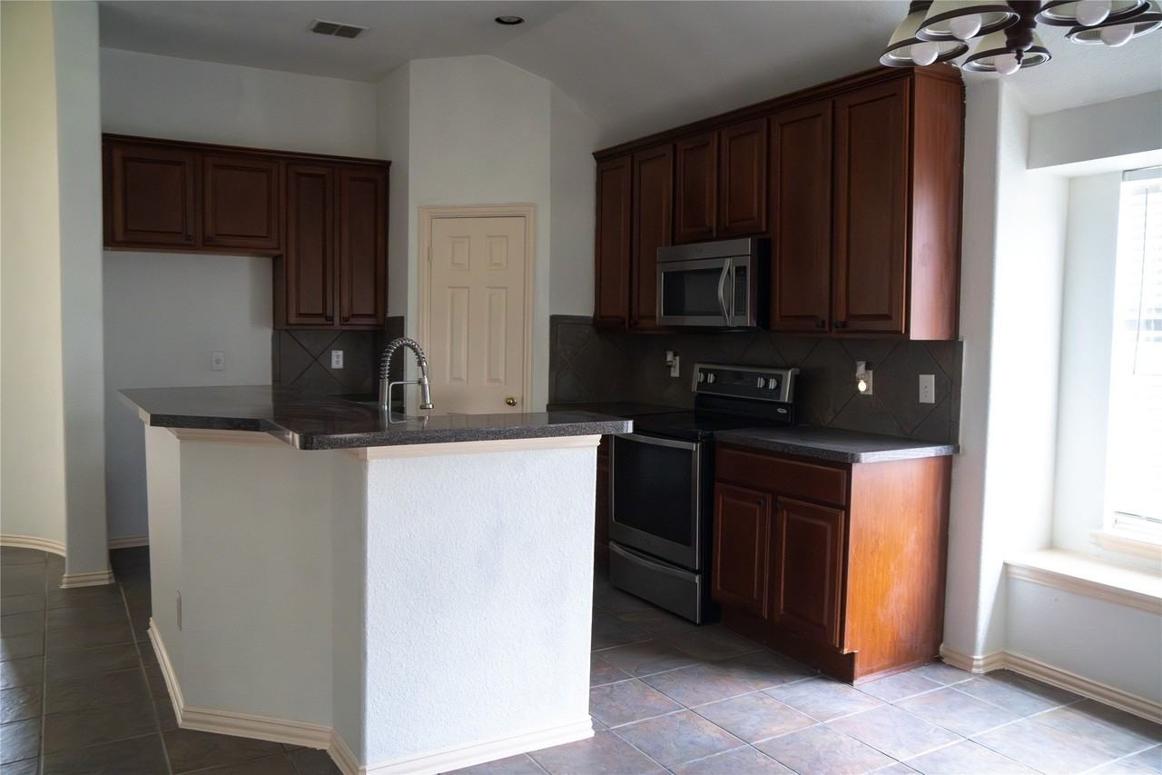1730 Mineral Springs Dr - Photo 5 of 28