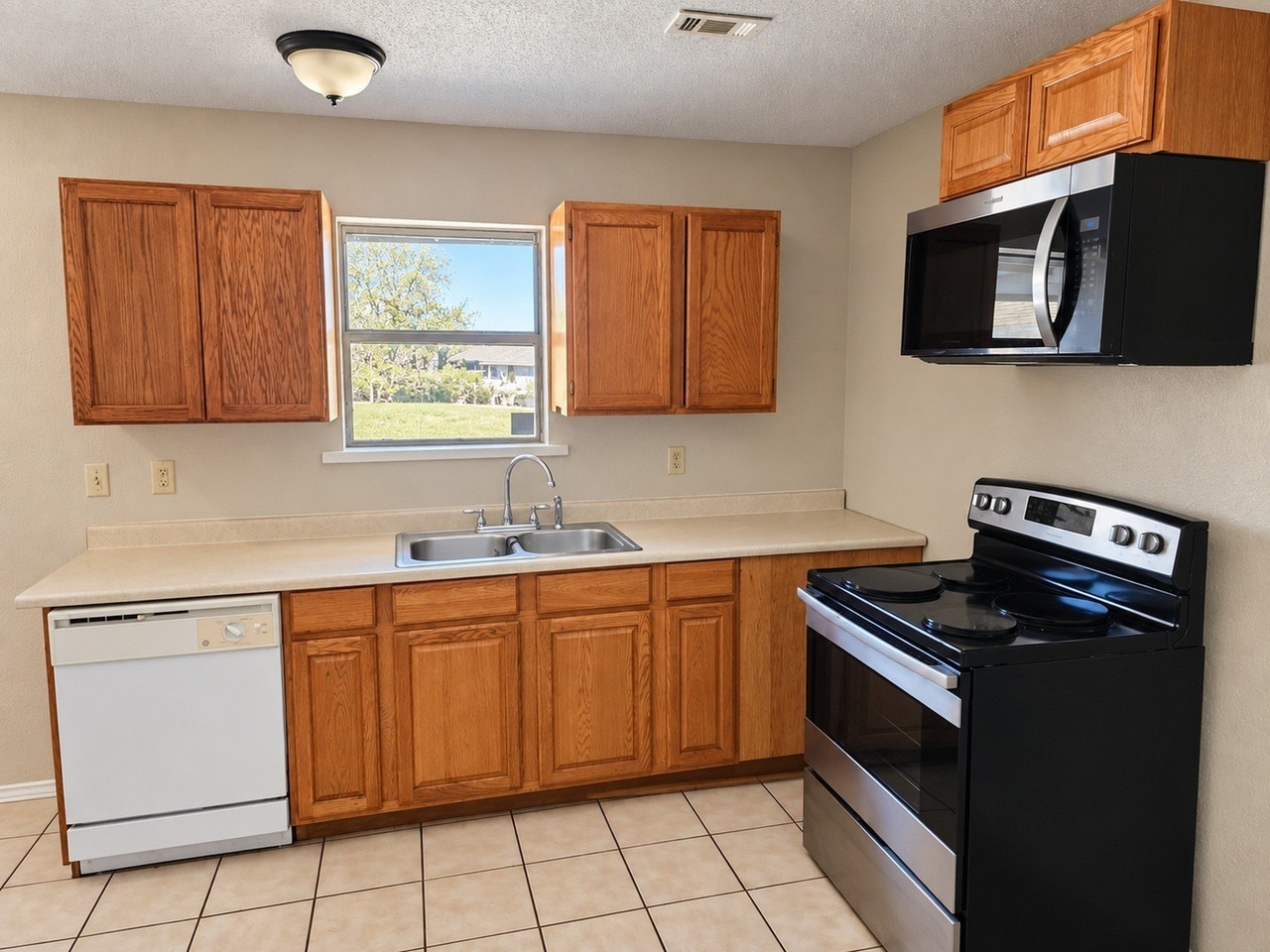 602 E Oak St - Photo 3 of 10