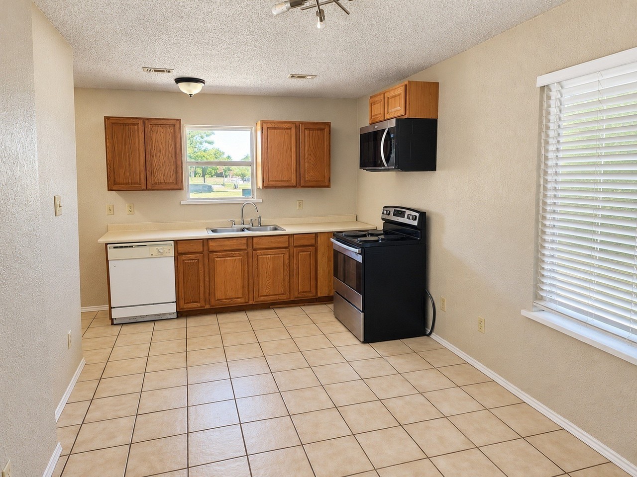 602 E Oak St - Photo 4 of 10