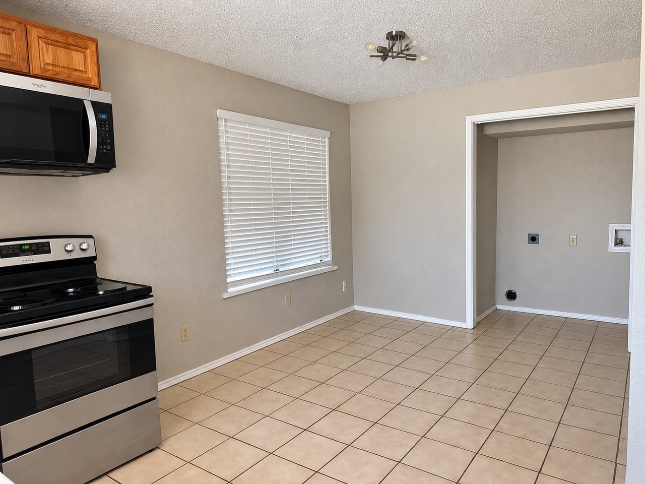 602 E Oak St - Photo 5 of 10