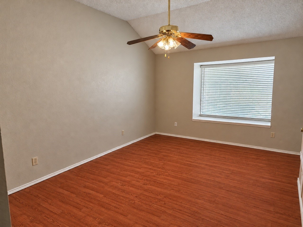 602 E Oak St - Photo 7 of 10