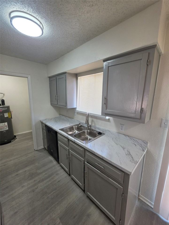 724 Briggs St - Photo 4 of 11