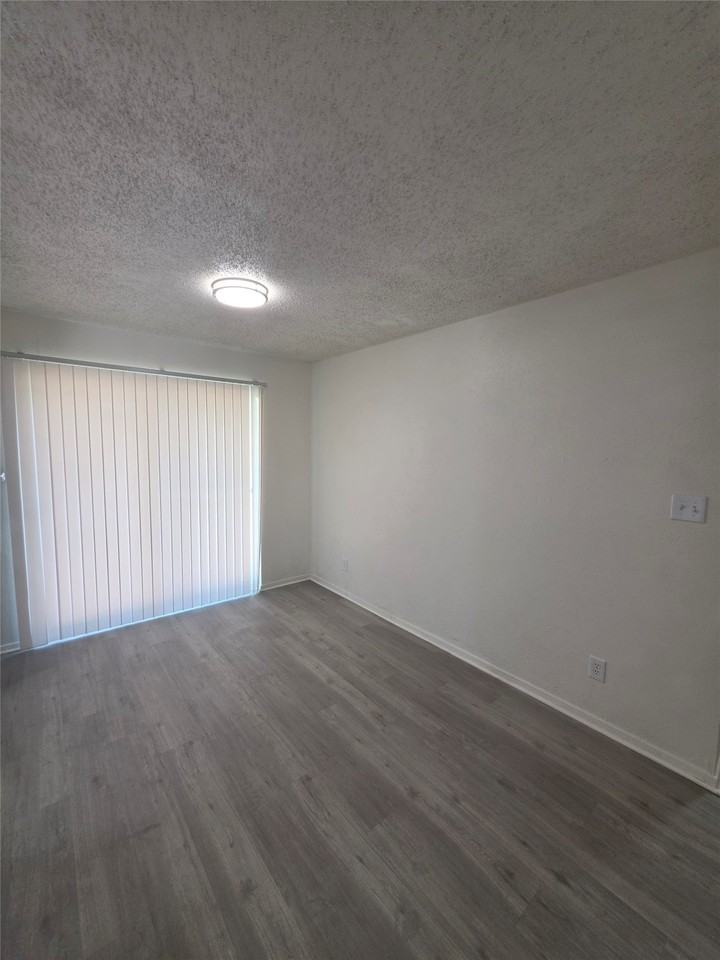 724 Briggs St - Photo 5 of 11