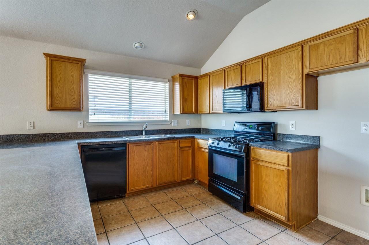5608 Seafield Ln - Photo 5 of 21