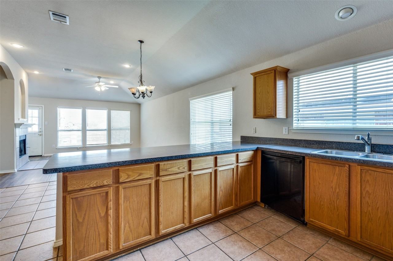5608 Seafield Ln - Photo 6 of 21