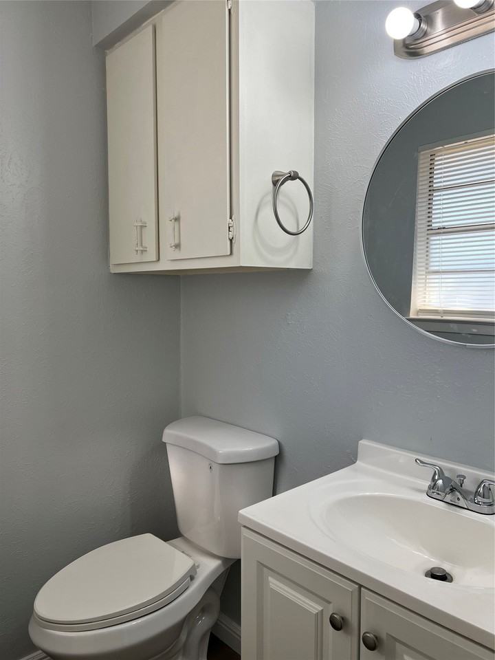 102 Silver Creek Dr - Photo 2 of 11