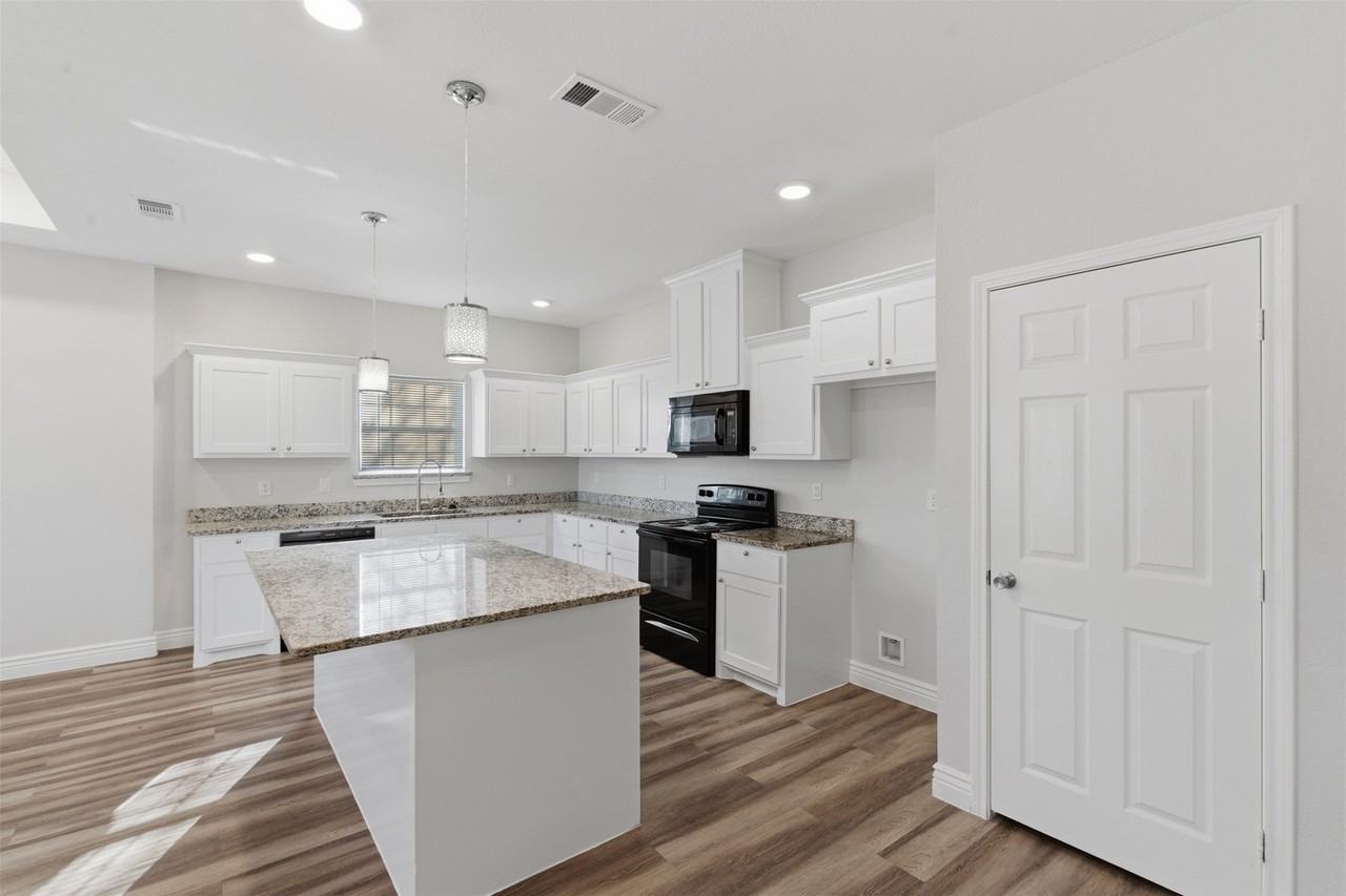 3304 Langford St - Photo 4 of 25