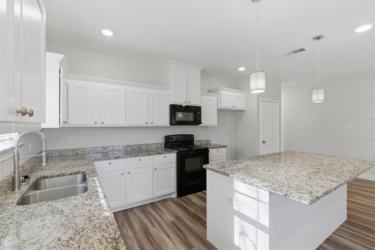 3304 Langford St - Photo 5 of 25
