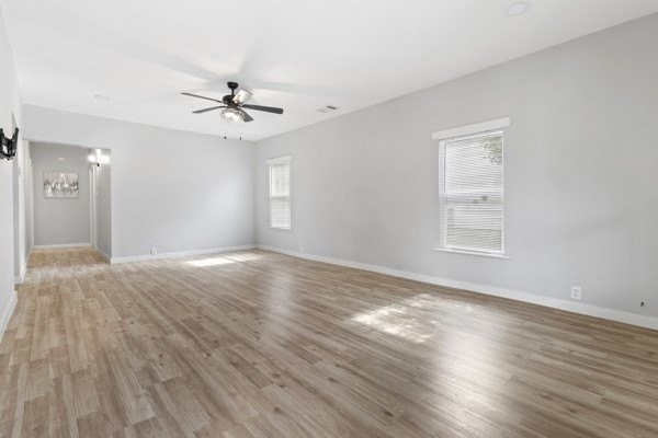327 E Hull St - Photo 5 of 36