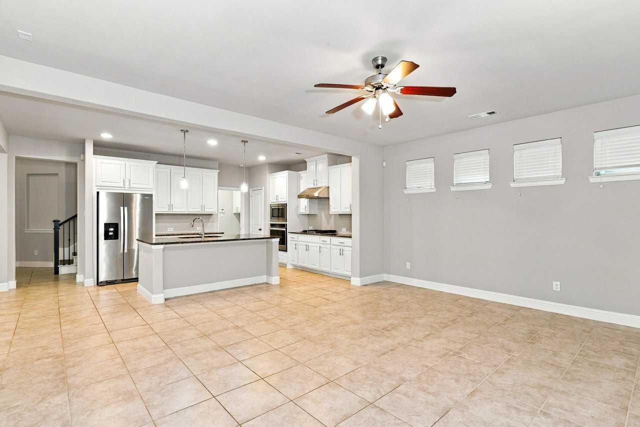 133 Knight Of Realm Blvd - Photo 4 of 25