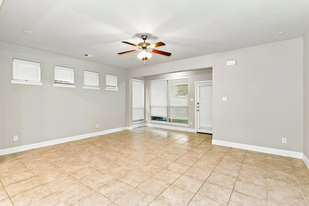 133 Knight Of Realm Blvd - Photo 5 of 25