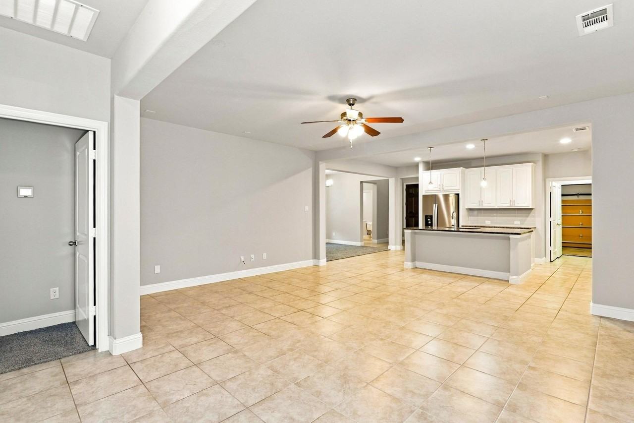 133 Knight Of Realm Blvd - Photo 6 of 25