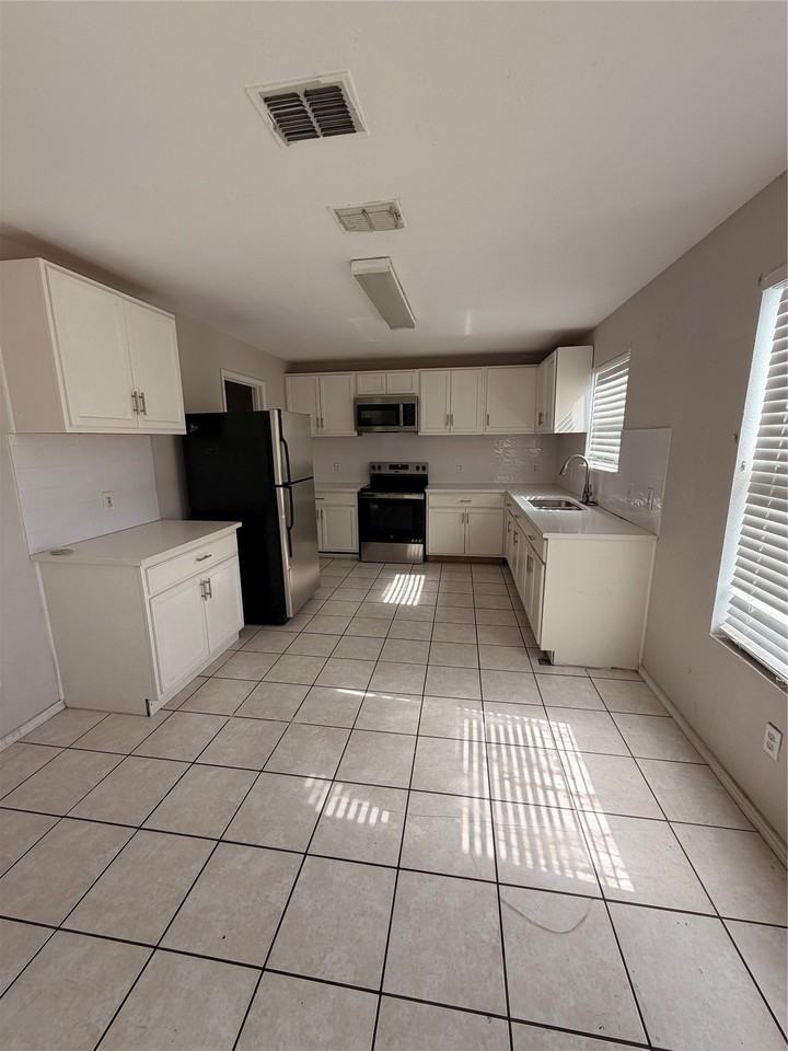 1244 Regal Dr - Photo 2 of 8