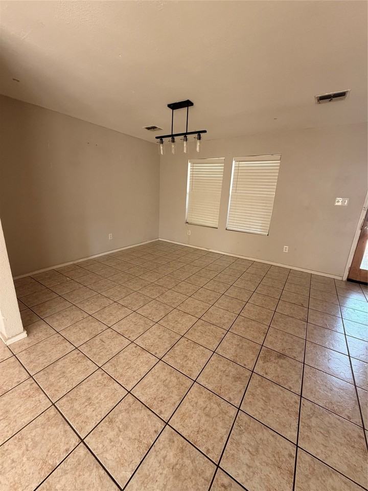 1244 Regal Dr - Photo 4 of 8