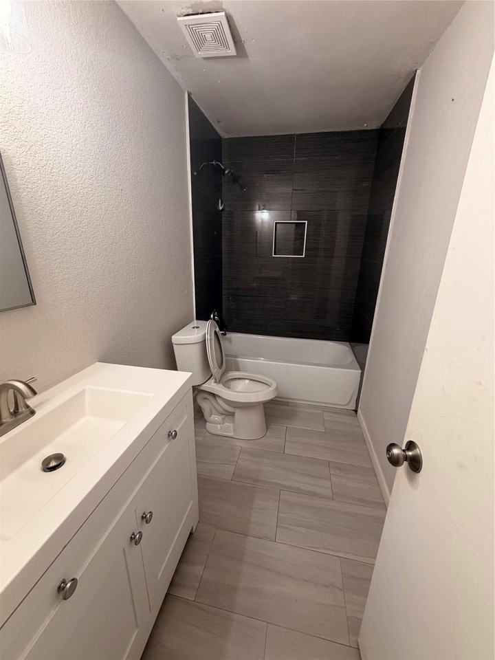 1244 Regal Dr - Photo 5 of 8