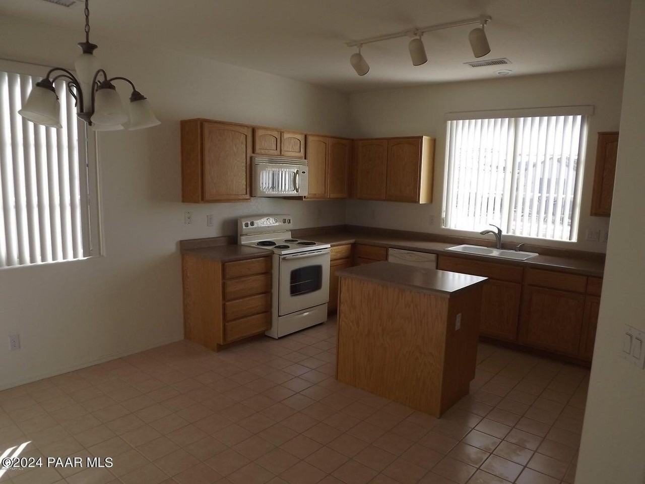 7739 E Crooked Creek Trl - Photo 4 of 10