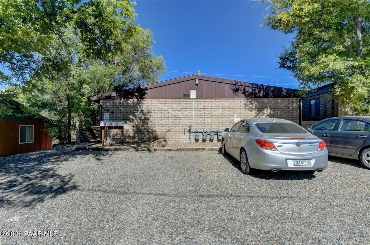 564 1st St #B - Photo 2 of 12