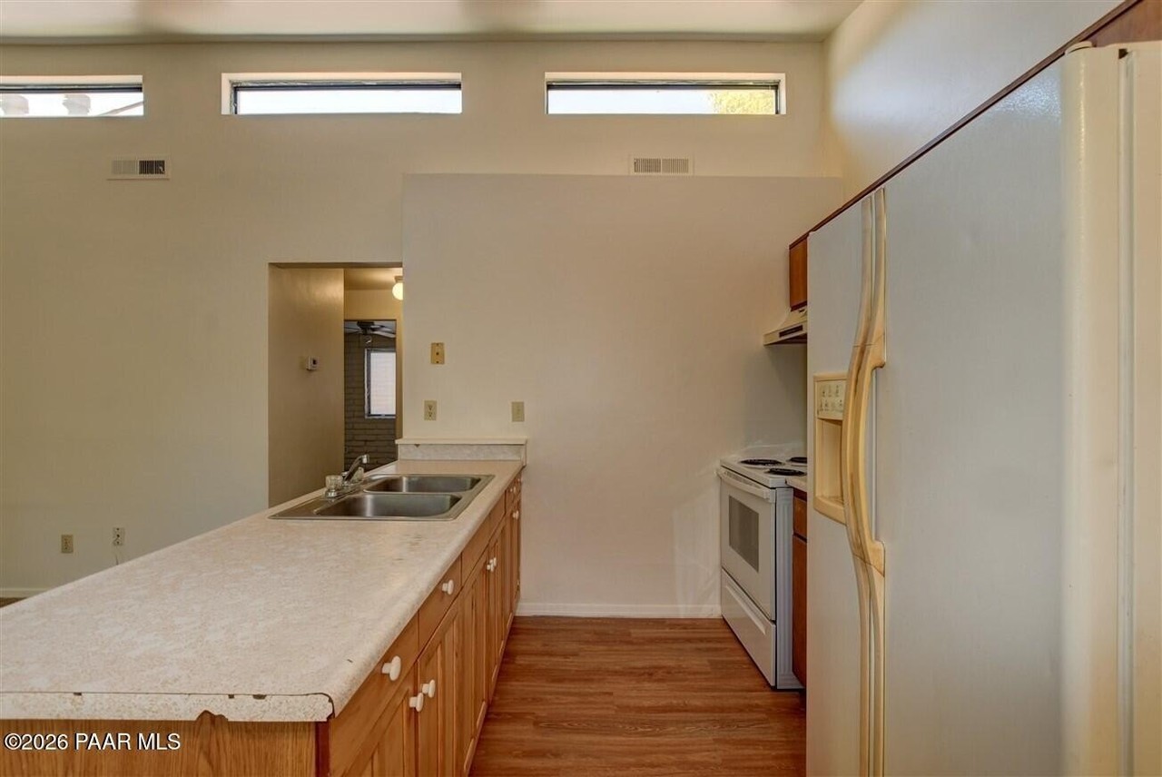 564 1st St #B - Photo 7 of 12