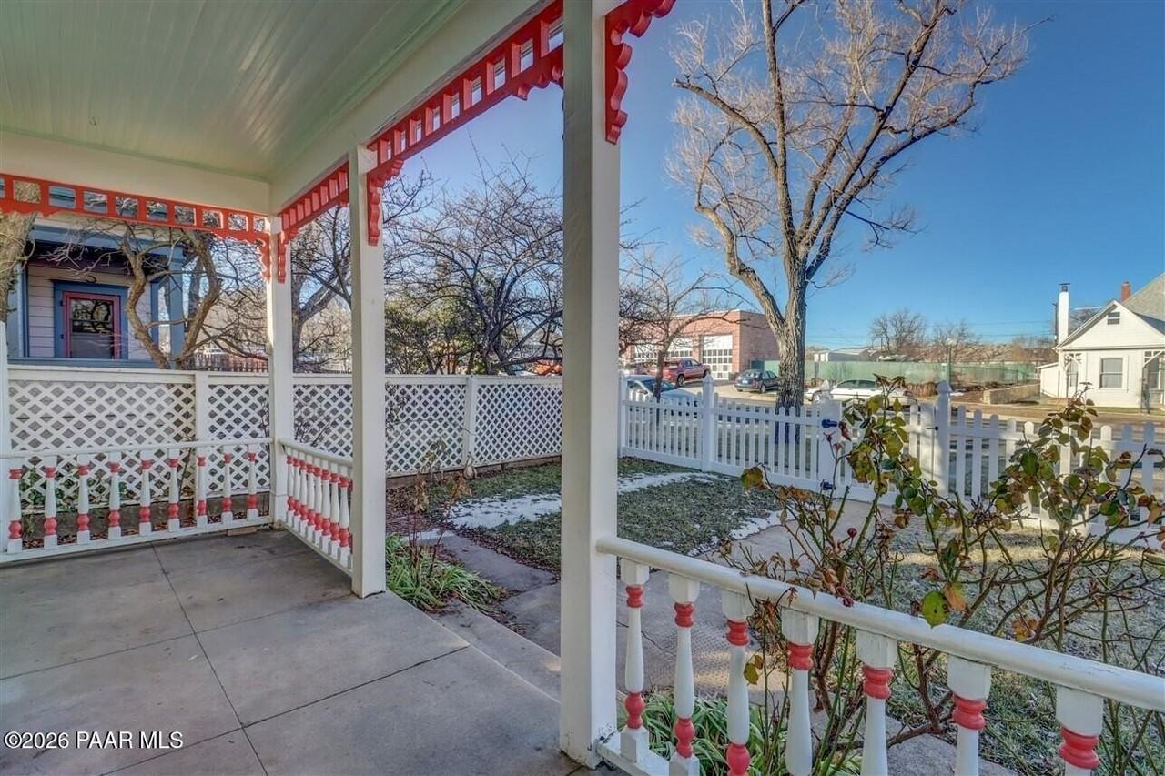 313 N Mount Vernon Ave - Photo 3 of 25