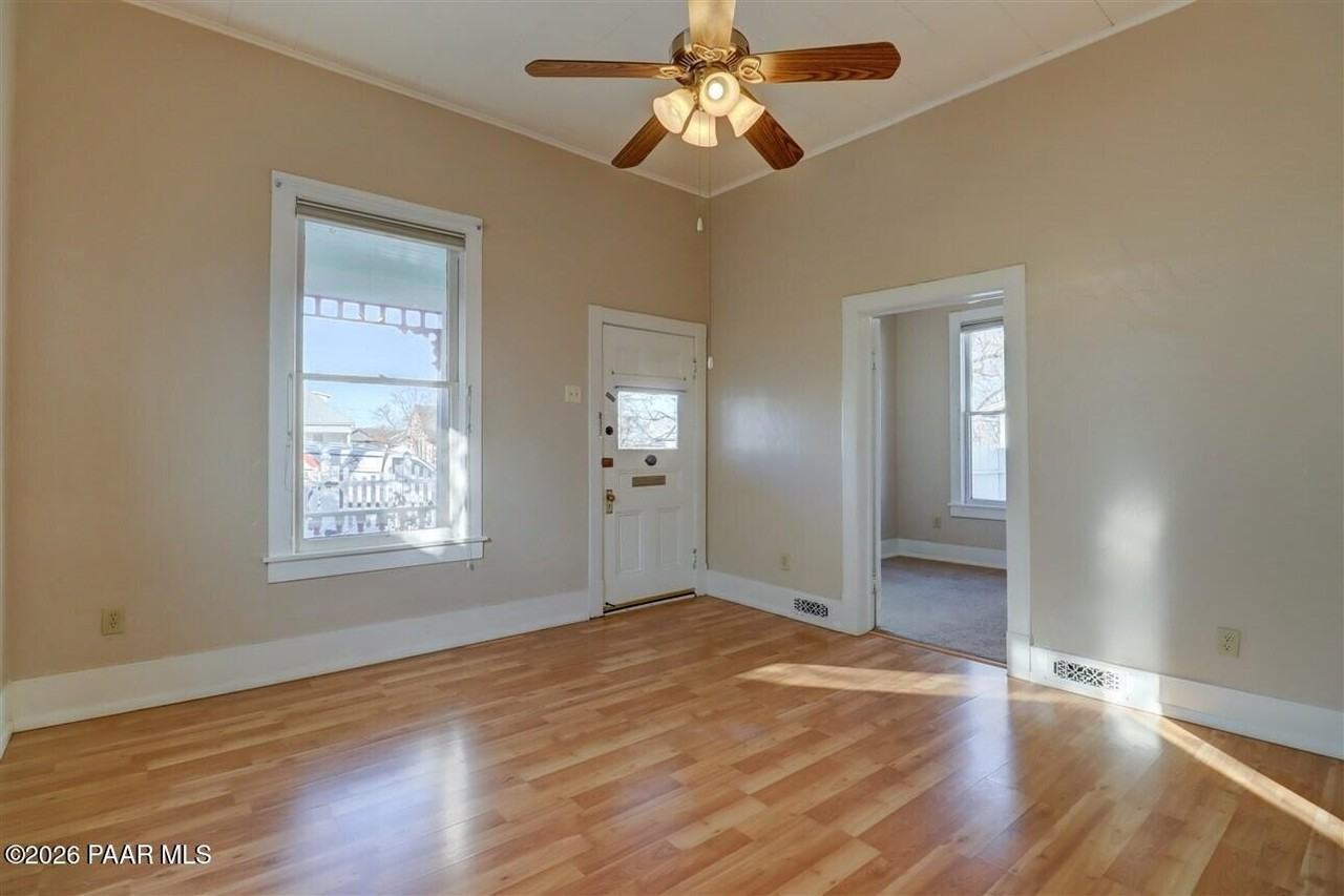 313 N Mount Vernon Ave - Photo 4 of 25