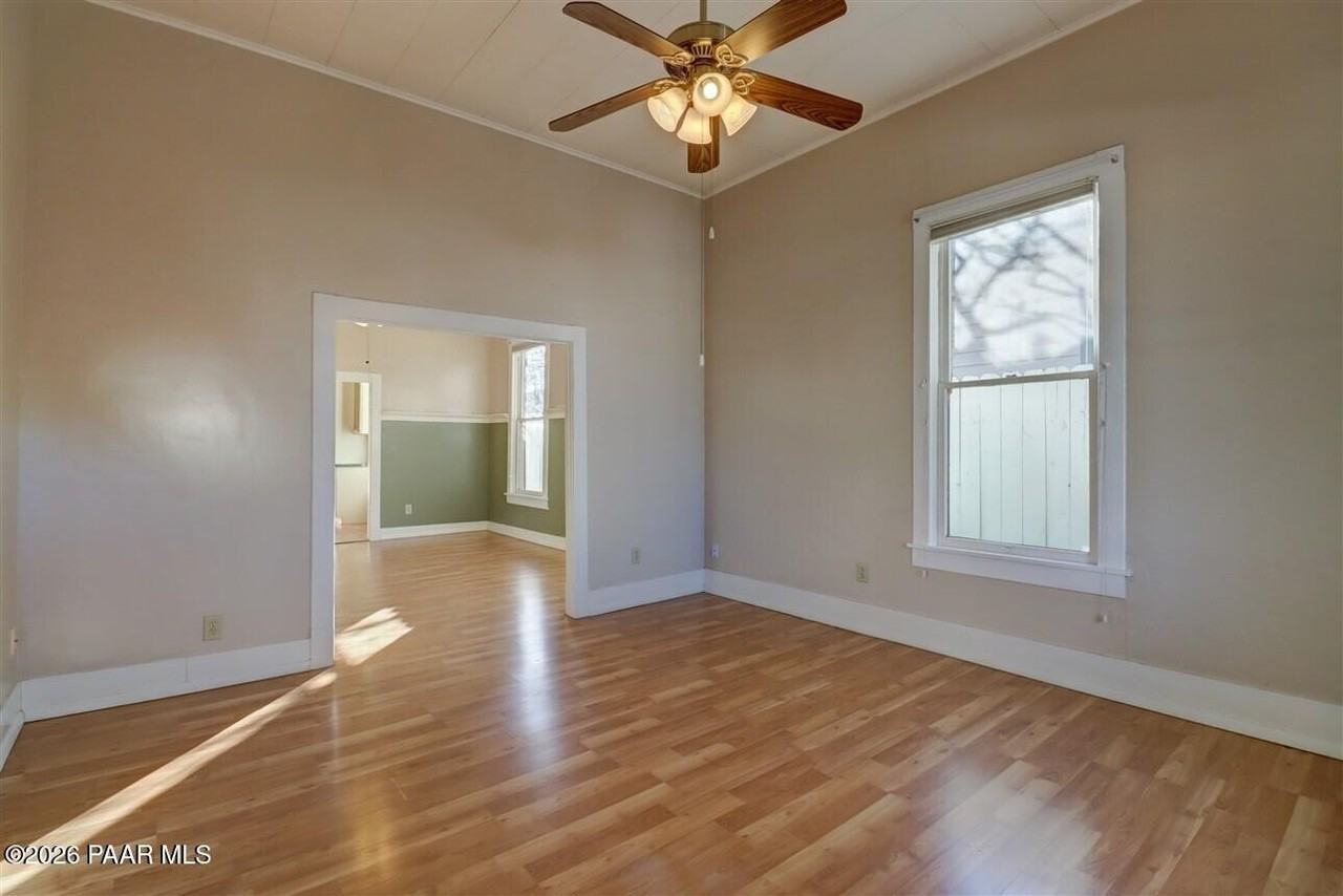 313 N Mount Vernon Ave - Photo 5 of 25