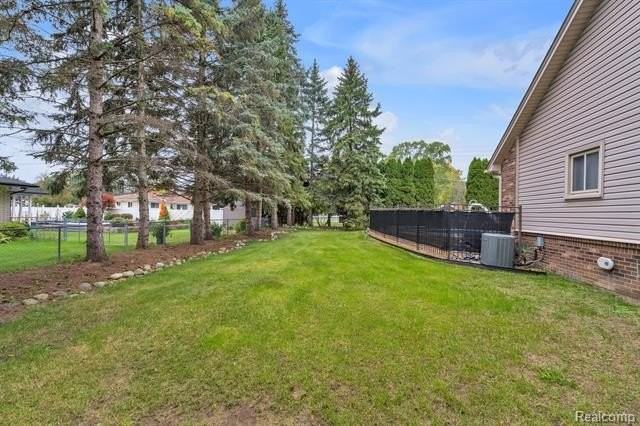 19157 Hillcrest St - Photo 4 of 50