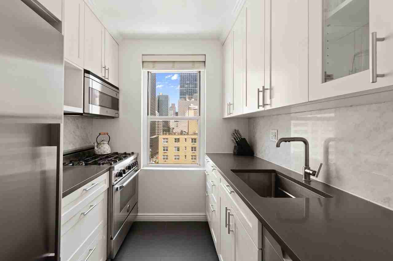 201 E 36th St - Photo 6 of 9