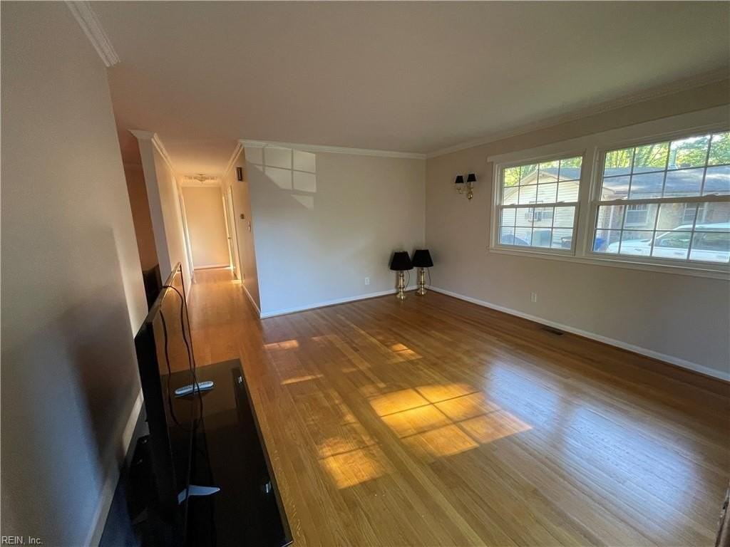 3065 Edinburgh Dr - Photo 3 of 38